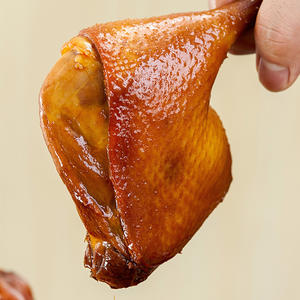 짭짤한 찐 오리 다리 85g: 프리미엄 향신료와 간장으로 천천히 주입 - Product Image 1