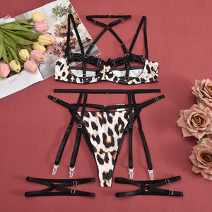 ชุดชั้นในเซ็กซี่คุณภาพสูงสำหรับผู้หญิง ลายเสือดาว แบบคล้องคอ โชว์หน้าอก พร้อมสายรัดขา ชุด 4 ชิ้น - Product Image 5