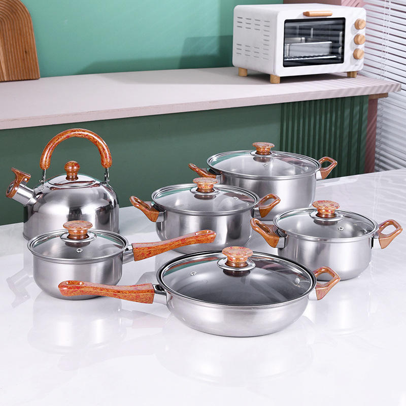 Poêle à frire marron avec manche antiadhésif en grain de bois