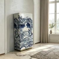 Armoire de rangement haute à 2 portes en bois massif, bleu antique, motif paysage figuratif blanc, socle doré pour la décoration de villa traditionnelle