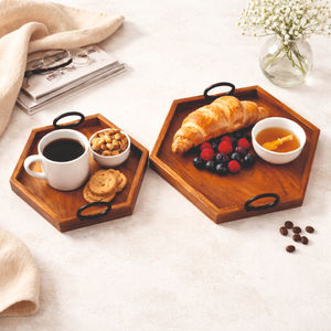 Ensemble Premium de 2 Plateaux de Service Hexagonaux en Rotin avec Poignées en Métal Noir Élégantes, Lavables au Lave-Vaisselle, Multifonctionnels pour la Vaisselle et l'Utilisation sur Bureau - Product Image 3