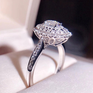 Anello di Lusso F1509 con Diamante Taglio Ovale, Gioiello da Fidanzamento per Donne, Design Scintillante con Halo - Product Image 3