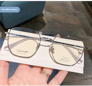 <span class=keywords><strong>2025</strong></span> mát phong cách Titan đen khung lớn Nam Nữ Kính mắt hợp thời trang kính cận thị dây vàng viền ánh sáng thân cây sang trọng - Product Image 6