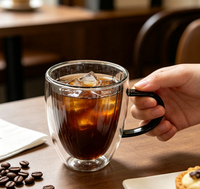 Mug en verre à double paroi Wuso fait main en borosilicate, gris fumé intérieur, à nervures verticales, avec anse noire, résistant à la chaleur et isolé