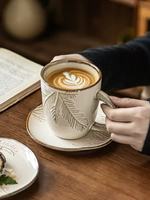 Tasse et soucoupe en porcelaine vintage à motif de feuilles en relief, ensemble de tasses à café rétro classiques réutilisables de 200 ml pour la décoration de la table à la maison