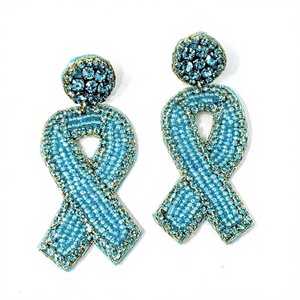 Pendientes Colgantes HOP Multicolor con Cuentas Plateadas y Diseño Floral, Hechos a Mano, Inspirados en Conejitos, para Pascua y Festividades de Primavera - Product Image 3