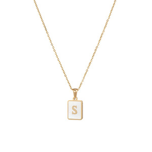 Collar con Letras del Alfabeto en Forma de Concha Rectangular |   Colgante de Madreperla con Iniciales de la A a la Z, Chapado en Oro PVD de 18K sobre Acero Inoxidable - Product Image 6