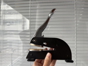 Sceau à embosser manuel <span class=keywords><strong>personnalisé</strong></span> en acier inoxydable de grande taille pour usage bureautique, livres, enveloppes, serviettes, certificats - Product Image 1