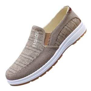 Chaussures tendance en toile de style ancien de Pékin pour hommes, respirantes et confortables, à enfiler, idéales pour le travail et la vente en gros à l'export. - Product Image 1