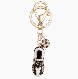 Porte-clés pendentif en métal pour homme, motif chaussures de football et baskets, avec mousqueton en alliage et zinc, orné de diamants - Product Image 2