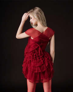 Robe courte rouge profonde romantique avec décolleté en cœur, jupe à volants superposés et fleur 3D, fabriquée au Vietnam - Product Image 2