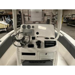 Barco NauticStar 2102 Legacy 2023 con Consola Central, Casco de Aluminio, Gasolina/Petróleo - Product Image 1