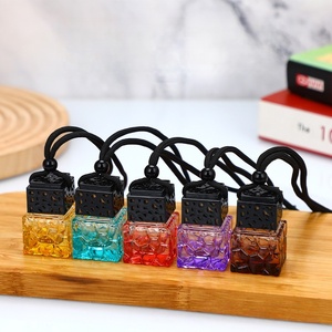 Elegante y Exquisito Mini Difusor <span class=keywords><strong>de</strong></span> Aceites Esenciales para Coche, Botella <span class=keywords><strong>de</strong></span> Vidrio Cuadrada <span class=keywords><strong>de</strong></span> 10 ml con Degradado Rosa, Ámbar y Azul, con Tapa - Product Image 2