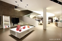 Étagères de présentation de vêtements en bois sur mesure, mobilier pour magasin de mode, design d'intérieur pour boutique