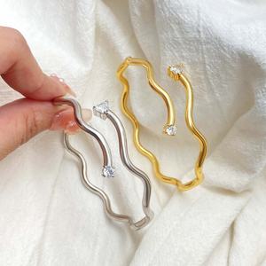 Ensemble de bijoux tendance, bracelet serti de pierres CZ, plaqué or 18 carats, bracelet en forme de cœur, zircon, anneaux ondulés pour femmes - Product Image 2