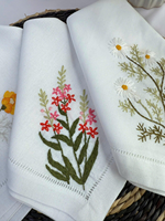 Serviettes en lin carrées brodées à la main avec des motifs floraux, personnalisées, écologiques, réutilisables, durables, pour la décoration de table, les mariages et les événements