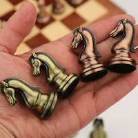 Jeu d'échecs vintage en métal avec pièces en forme de logo personnalisé, pièces d'échecs en fonte, jeu d'échecs en métal avec plateau en bois