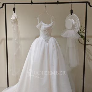 Robe de mariée LY116 moderne et classique avec volants aux épaules, longue, à motifs floraux, appliques en cristal, traîne chapelle, en tissu dentelle pour femme - Product Image 5