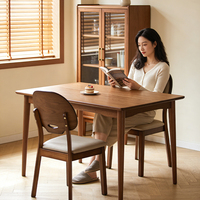 Chaises de salle à manger en bois massif à cadre épais ; design minimaliste moderne d'inspiration scandinave de luxe pour usage hôtelier