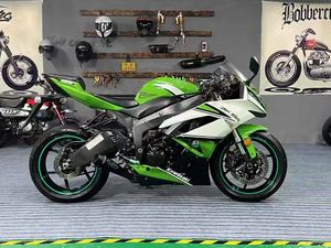 Kawasaki ZX-6R Supersport de catégorie moyenne, moteur 636cc, suspension sport, contrôle de précision, motos à essence - Product Image 3