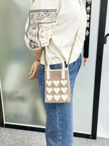 Recién llegado, bolsos cruzados de corazón rosa a la moda, bolsos de mano de punto para teléfono móvil, bolsos para mujeres y niñas