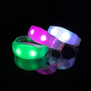 Bracelets LED lumineux personnalisés Sincen pour événements, avec télécommande, minuterie, clignotants pour concerts, programmables DMX, 4 logos personnalisés - Product Image 1