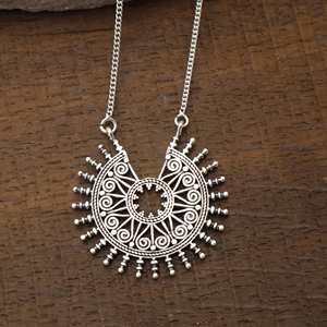 Collar con colgante de diseñador de latón a la moda, joyería de moda hecha a mano, proveedor mayorista, accesorios chapados en oro - Product Image 1