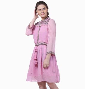 Robe Courte Décontractée Bohème Rose pour Femme – Modèle Unique, Faite Main, Tendance, Écoresponsable, Élégante, en Dentelle Naturelle, Idéale pour l'Été et la Plage - Product Image 2