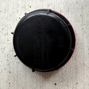 Bouchon anti-poussière de capot arrière Hyundai Kia Huiyi I800 921402G000 avec clip en plastique et joint d'étanchéité rouge - Product Image 1