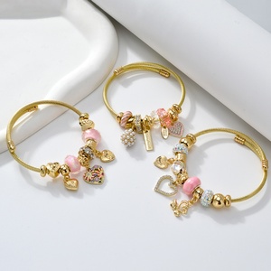 Bracelet à breloques réglable en acier inoxydable plaqué or 18 carats avec zircon en forme de cœur rose tendance pour femmes - Product Image 2