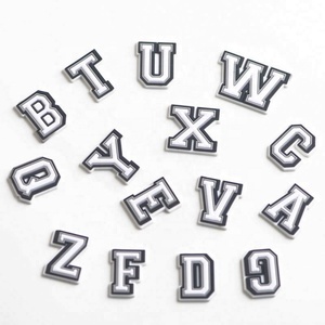 En gros Nouveaux Breloques pour sandales et sabots d'été en PVC, avec alphabet anglais, strass métalliques brillants et boucles de chaussures, Vente chaude - Product Image 3