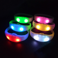 Bracelets LED à télécommande en silicone pour les fêtes de remise de diplômes et de la Saint-Valentin, s'allument et clignotent avec option de logo