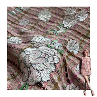 Broderie de sequins floraux sur tissu tweed rose pour veste, jupe, sac, canapé et décoration textile d'ameublement