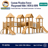 Structure de jeu pour enfants en bois naturel, style cabane forestière, avec toboggan et structure multi-tours, pour jardin et loisirs