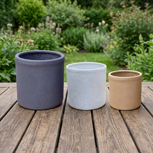 Pots de fleurs en plastique modernes, jardinières d'intérieur minimalistes en gris bleu et beige, design circulaire pour usage domestique - Product Image 1