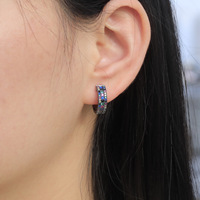 Boucles d'oreilles créoles Huggie multirangs en zircon coloré, base en laiton plaqué noir et sertissage à griffes