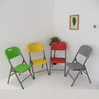 Chaises pliantes portables légères et durables en blanc pour les événements extérieurs, les fêtes, les banquets, les restaurants et les mariages