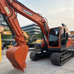 Excavadora DOOSAN DX150LC-9C de 15 Toneladas con Cucharón de Excavación Color Naranja - Product Image 4
