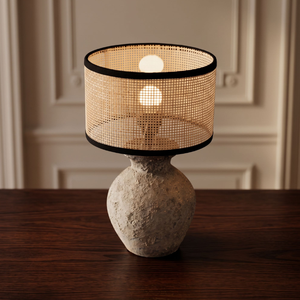 La lampe de table minimaliste Japandi en rotin tressé, avec un abat-jour en rotin en forme de tambour, est idéale pour une table de chevet ou une table de nuit. - Product Image 3