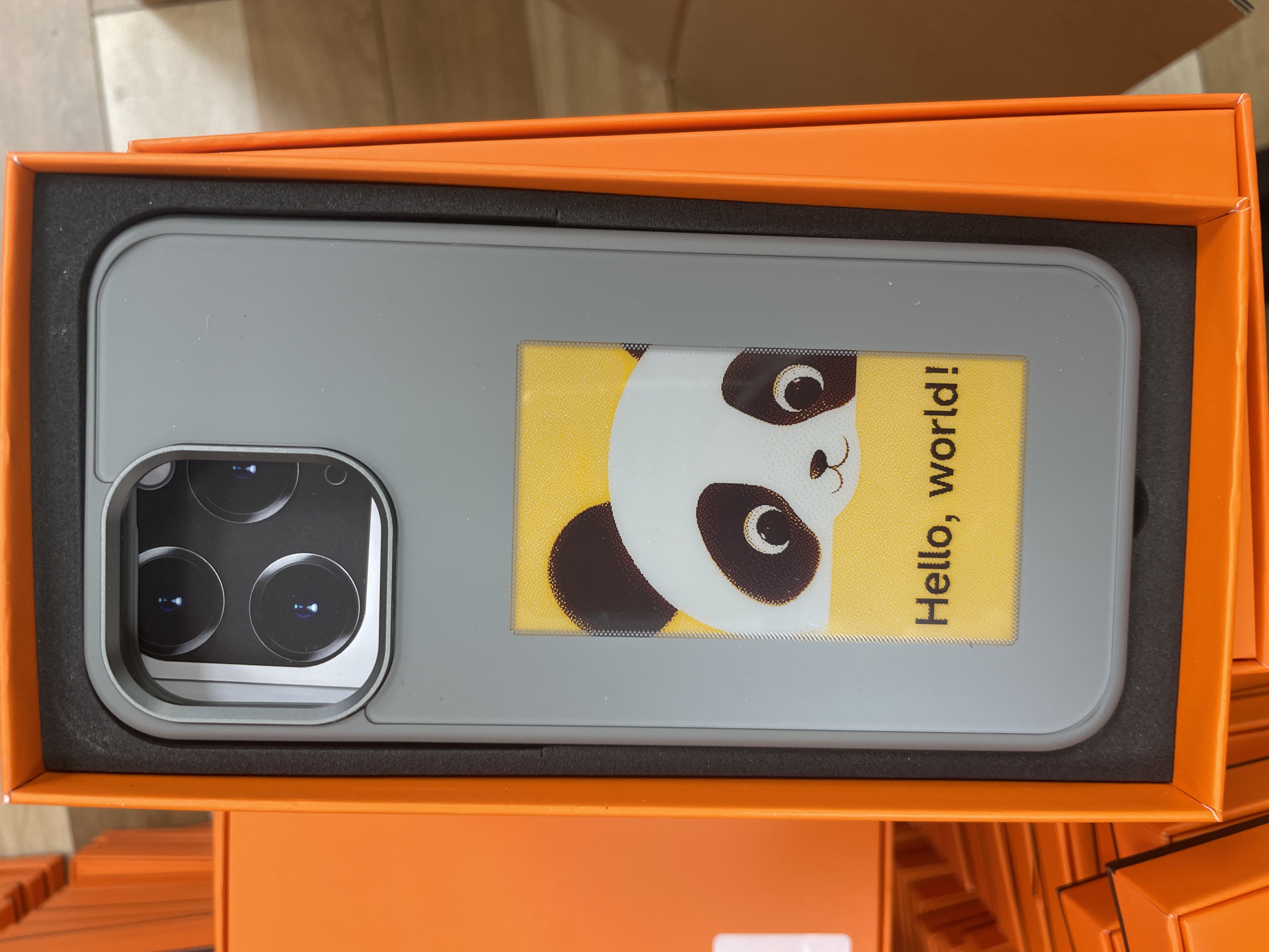 สีเทาเข้ม