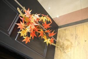 Branche d'érable artificielle d'automne, feuilles dégradées orange, rouge, jaune, tronc en mousse pour décoration intérieure de bureau, fausse composition florale - Product Image 5