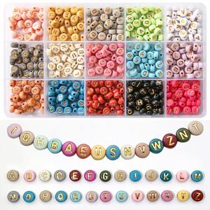 Set de 15 Cajas de Acrílico Coloridas con Letras, Cuentas Sueltas Redondas Doradas con Alfabeto para Hacer Pulseras de Amistad y Joyería - Product Image 1