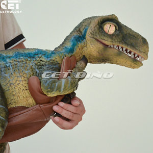 หุ่นไดโนเสาร์มือคุณภาพสูงแบบกำหนดเองสำหรับเด็ก ใช้ได้ทั้งในร่ม/กลางแจ้ง เหมาะสำหรับห้างสรรพสินค้าและสวนสนุก - Product Image 2