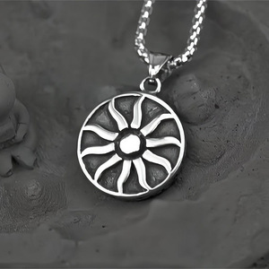 Collier pour homme avec pendentif tournesol en acier inoxydable, design géométrique, bijou cadeau - Product Image 4