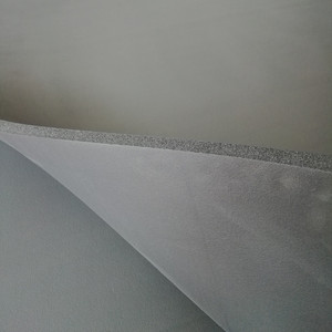 Rouleau d'isolation en mousse avec surface en feuille d'aluminium, noyau noir, épaisseur 10 mm, matériau réfléchissant la chaleur pour protection thermique - Product Image 6