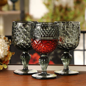 Copa de vino tinto en relieve Retro europeo Color <span class=keywords><strong>original</strong></span> Fábrica al por mayor Diseño clásico Humo Gris Vientre - Product Image 1