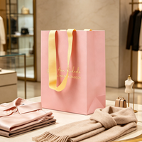 Sacs en papier personnalisés de luxe avec poignées en ruban pour boutiques, emballages de vente au détail, design imprimé rose pour vêtements et sous-vêtements