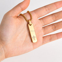 Vente de gros Collier personnalisé pour homme en acier inoxydable brossé avec nom gravé Croix en zircon Collier avec pendentif personnalisé en forme de barre rectangulaire