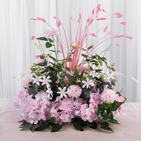 Apportez un style romantique à la célébration du mariage avec une arche florale artificielle en fleurs de soie et une décoration de toile de fond élégante