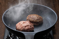 Premium Otentik Jepang 140g x 10pcs Kuroge Hamburger Patty Daging Sapi Wagyu Beku